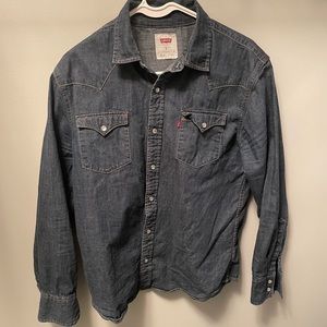 Men’s Levi’s medium denim snap up shirt.